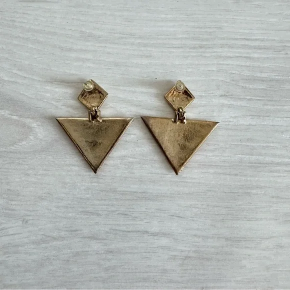 𝅺Vintage Enamel Cream & Goldtone Post-back Triangular Drop Dangle Earrings - Picture 3 of 3